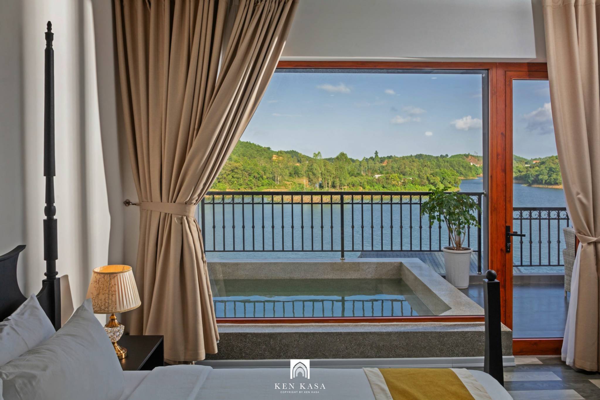 Căn hộ view hồ tại Phong Nha Lake House Resort
